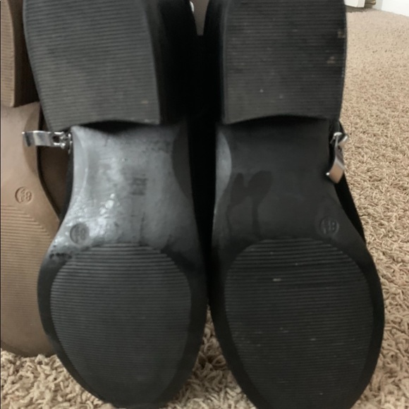 Black and Tan bootie with zipper on side tassel. - Picture 4 of 6